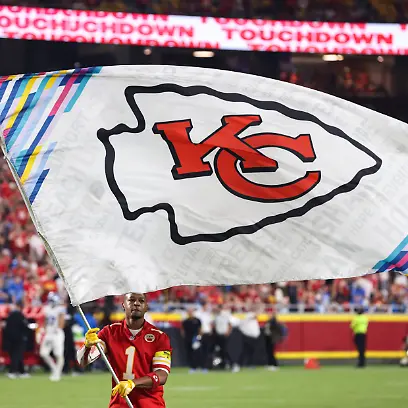 KANSAS-CITY-MO-OCTOBER-12-A-Kansas-City-Chiefs-arrowhead-logo-on-a-Crucial-Catch-flag-during-an-NFL-American-Football-Herren-USA-game-between-the-Detroit-Lions-and-Kansas-City-Chiefs-on-October-12-2025-at-GEHA-Field-at-Arrowhead-Stadium-in-Kansas-City-MO