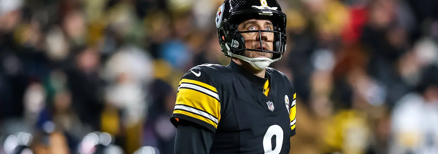 January-12-2026-Pittsburgh-Pennsylvania-USA-Pittsburgh-Steelers-quarterback-AARON-RODGERS-8-looks-up-at-the-replay-board-while-exiting-the-field-during-the-NFL-American-Football-Herren-USA-playoff-football-game-between-the-Pittsburgh-Steelers-and-the-Houston-Texans-at-Acrisure-Stadium-in-Pittsburgh-Pennsylvania