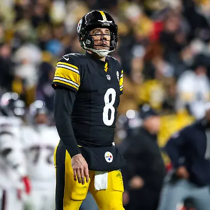 January-12-2026-Pittsburgh-Pennsylvania-USA-Pittsburgh-Steelers-quarterback-AARON-RODGERS-8-looks-up-at-the-replay-board-while-exiting-the-field-during-the-NFL-American-Football-Herren-USA-playoff-football-game-between-the-Pittsburgh-Steelers-and-the-Houston-Texans-at-Acrisure-Stadium-in-Pittsburgh-Pennsylvania