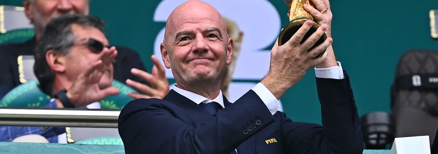 Fussball-Maenner-WM-Eroeffnungsspiel-Mexiko-Suedafrika-Vorrunde-Gruppe-A-Spieltag-1-Mexiko-Stadt-Stadion-Fifa-Praesident-Gianni-Infantino-praesentiert-den-WM-Pokal
