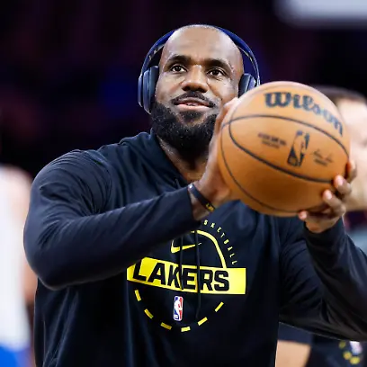 NBA-Basketball-Herren-USA-Playoffs-Los-Angeles-Lakers-vs-Oklahoma-City-Thunder-Game-4-Los-Angeles-Lakers-forward-LeBron-James-warms-up-prior-to-the-NBA-Playoffs-western-conference-semifinals-game-four-between-the-Los-Angeles-Lakers-and-Oklahoma-City-Thunder-at-Crypto-Com-Arena-in-Los-Angeles-California-USA-11-May-2026