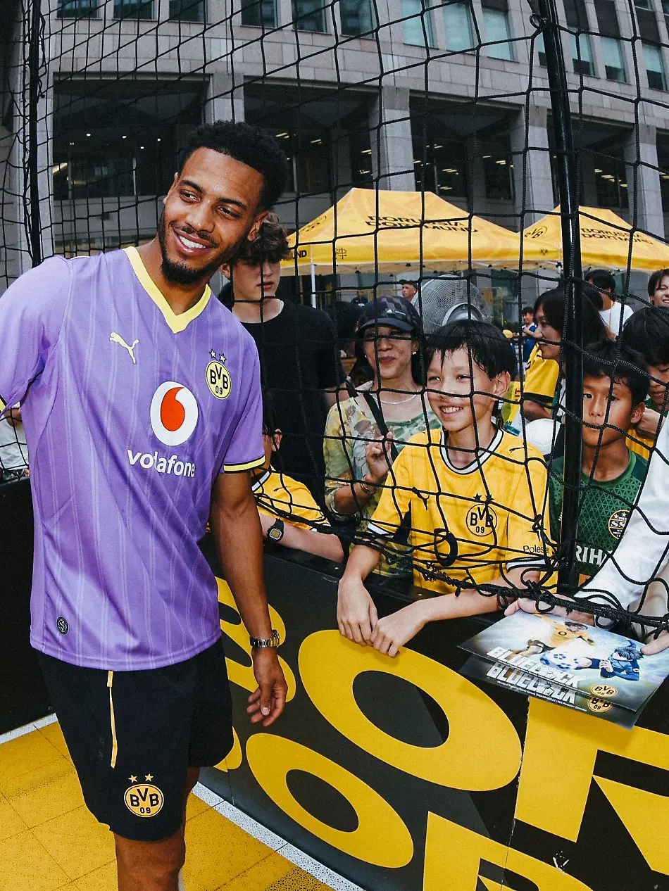 HANDOUT-30-07-2026-Japan-Tokio-Borussia-Dortmund-hat-sein-neues-Ausweichtrikot-bei-einer-Marketing-Reise-in-Japan-vorgestellt-Nationalspieler-Felix-Nmecha-traegt-das-neue-BVB-Trikot-am-Rande-einer-Veranstaltung-in-Tokio-Borussia-Dortmund-hat-sein-neues-Ausweichtrikot-bei-einer-Marketing-Reise-in-Japan-vorgestellt