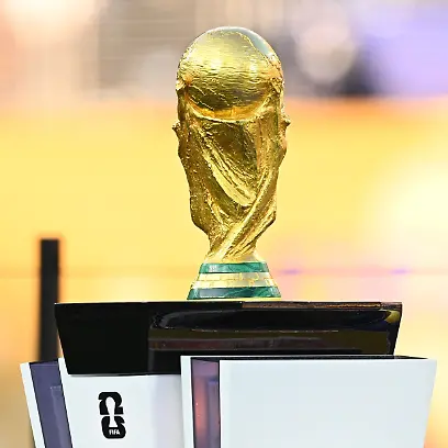Fussball-Maenner-WM-2026-Finale-Spanien-Argentinien-New-York-New-Jersey-Stadion-in-East-Rutherford-Der-WM-Pokal-steht-zu-Beginn-der-Siegerehrung-auf-einem-TIsch-ACHTUNG-Gemaess-den-Auflagen-der-FIFA-duerfen-die-Bilder-ausschliesslich-zur-redaktionellen-Verwendung-genutzt-werden-Eine-kommerzielle-Nutzung-ist-ausgeschlossen-Zudem-duerfen-keine-videoaehnlichen-Sequenzen-erstellt-werden-und-es-duerfen-keine-Veraenderungen-weder-im-Vordergrund-noch-im-Hintergrund-am-Bild-vorgenommen-werden