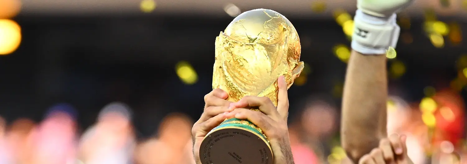 Fussball-Maenner-WM-2026-Finale-Spanien-Argentinien-New-York-New-Jersey-Stadion-in-East-Rutherford-Der-WM-Pokal-wird-von-Spielern-in-die-Hoehe-gehalten-ACHTUNG-Gemaess-den-Auflagen-der-FIFA-duerfen-die-Bilder-ausschliesslich-zur-redaktionellen-Verwendung-genutzt-werden-Eine-kommerzielle-Nutzung-ist-ausgeschlossen-Zudem-duerfen-keine-videoaehnlichen-Sequenzen-erstellt-werden-und-es-duerfen-keine-Veraenderungen-weder-im-Vordergrund-noch-im-Hintergrund-am-Bild-vorgenommen-werden