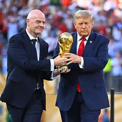 Fussball-Maenner-WM-2026-Finale-Spanien-Argentinien-New-York-New-Jersey-Stadion-in-East-Rutherford-US-Praesident-Donald-Trump-und-FIFA-Praesident-Gianni-Infantino-ueberreichen-den-WM-Pokal-ACHTUNG-Gemaess-den-Auflagen-der-FIFA-duerfen-die-Bilder-ausschliesslich-zur-redaktionellen-Verwendung-genutzt-werden-Eine-kommerzielle-Nutzung-ist-ausgeschlossen-Zudem-duerfen-keine-videoaehnlichen-Sequenzen-erstellt-werden-und-es-duerfen-keine-Veraenderungen-weder-im-Vordergrund-noch-im-Hintergrund-am-Bild-vorgenommen-werden