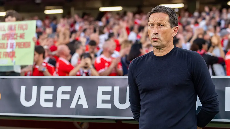 Fussball-Europa-League-Benfica-Lissabon-Olympique-Marseille-K-o-Runde-Viertelfinale-Hinspiele-Roger-Schmidt-Trainer-von-Benfica-beobachtet-die-Partie-Er-wird-Fussball-Boss-von-Red-Bull-und-damit-Nachfolger-von-Juergen-Klopp