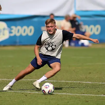 Fussball-Herren-Regionalliga-regional-league-Bayern-Saison-2026-2027-TSV-Munich-1860-Training-Matthew-Collins-TSV-Munich-1860-mit-Blick-auf-den-Ball