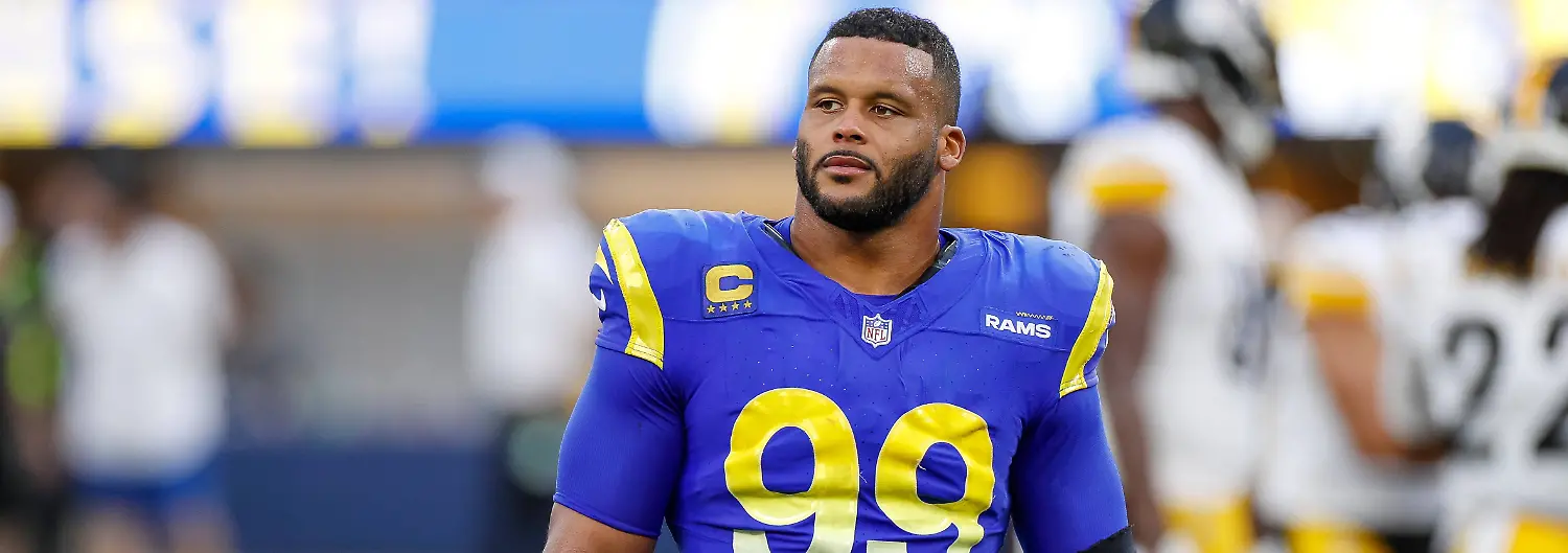 INGLEWOOD-CA-OCTOBER-22-Los-Angeles-Rams-defensive-tackle-Aaron-Donald-99-stands-on-the-field-during-an-officials-review-in-the-fourth-quarter-of-an-NFL-American-Football-Herren-USA-regular-season-game-between-the-Pittsburgh-Steelers-and-Los-Angeles-Rams-on-October-22-2023-at-SoFi-Stadium-in-Inglewood-CA