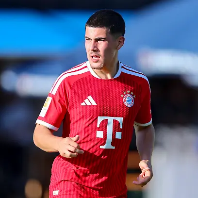 Felipe-Chavez-FC-Bayern-Muenchen-schaut-waehrend-des-Freundschaftsspiels-zwischen-dem-FC-Rottach-Egern-und-dem-FC-Bayern-Muenchen-Stadion-Birkenmoos-am-30-July-2026-in-Rottach-Egern-Deutschland-Foto-von-Marco-Steinbrenner-DeFodi-Images-Felipe-Chavez-FC-Bayern-Muenchen-looks-on-during-the-Friendly-match-between-FC-Rottach-Egern-and-FC-Bayern-Muenchen-at-Stadion-Birkenmoos-on-July-30-2026-in-Rottach-Egern-Germany-Photo-by-Marco-Steinbrenner-DeFodi-Images-Photo-by-Marco-Steinbrenner-DeFodi-Images-Felipe-Chavez-of-FC-Bayern-Munich-looks-on-during-the-friendly-match-between-FC-Rottach-Egern-and-FC-Bayern-Munich-Birkenmoos-Stadium-on-July-30-2026-in-Rottach-Egern-Germany-Photo-by-Marco-Steinbrenner-DeFodi-Images