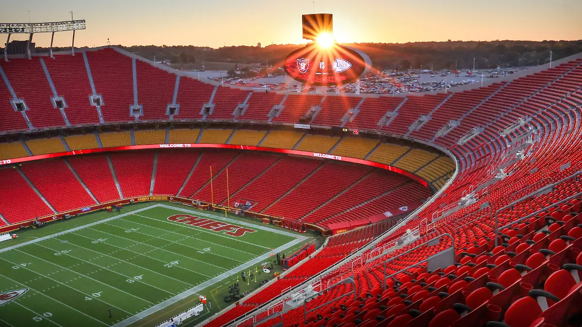 October-19-2025-A-general-view-of-the-stadium-as-the-sun-rises-before-an-NFL-American-Football-Herren-USA-football-game-between-the-Kansas-City-Chiefs-and-Las-Vegas-Raiders-at-GEHA-Field-at-Arrowhead-Stadium-in-Kansas-City-MO