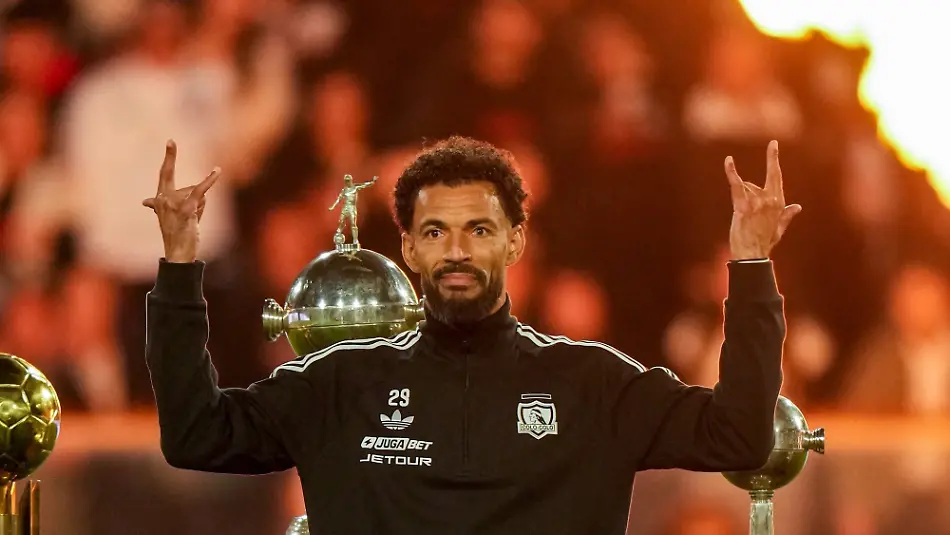 Cape-Verde-goalkeeper-Vozinha-waves-to-Colo-Colo-supporters-at-his-welcoming-event-at-the-Monumental-Stadium-in-Santiago-Chile-Wednesday-Aug-5-2026