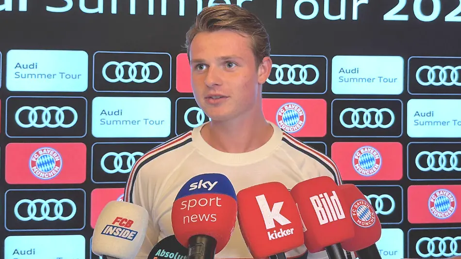 Jonas-Urbig-vom-FC-Bayern-Muenchen-bei-einer-Pressekonferenz-Der-Fussball-Bundesligist-FC-Bayern-Muenchen-absolviert-im-Rahmen-seiner-Saisonvorbereitung-eine-Sommertour-durch-Asien