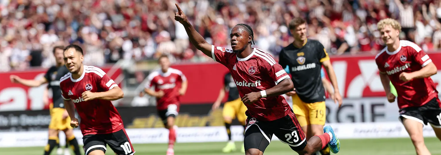 09-08-2026-Bayern-Nuernberg-Fussball-Maenner-2-Bundesliga-1-FC-Nuernberg-Dynamo-Dresden-1-Spieltag-Max-Morlock-Stadion-Mohamed-Ali-Zoma-1-FC-Nuernberg-M-jubelt-mit-Julian-Justvan-1-FC-Nuernberg-l-und-Piet-Scobel-1-FC-Nuernberg-nach-seinem-Tor-zum-1-0-Foto-Daniel-Loeb-dpa-WICHTIGER-HINWEIS-Gemaess-den-Vorgaben-der-Bundesliga-bzw-des-DFB-Deutscher-Fussball-Bund-ist-es-untersagt-in-dem-Stadion-und-oder-vom-Spiel-angefertigte-Fotoaufnahmen-in-Form-von-Sequenzbildern-und-oder-videoaehnlichen-Fotostrecken-zu-verwerten-bzw-verwerten-zu-lassen