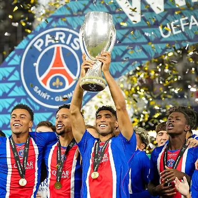 Achraf-Hakimi-von-PSG-reckte-den-Pokal-als-Supercup-Sieger-in-die-Hoehe