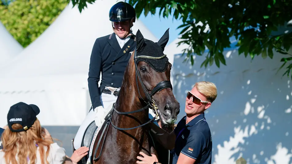 Reiter-Frederic-Wandres-und-Pfleger-Lars-Ligus-sind-auch-privat-ein-Paar