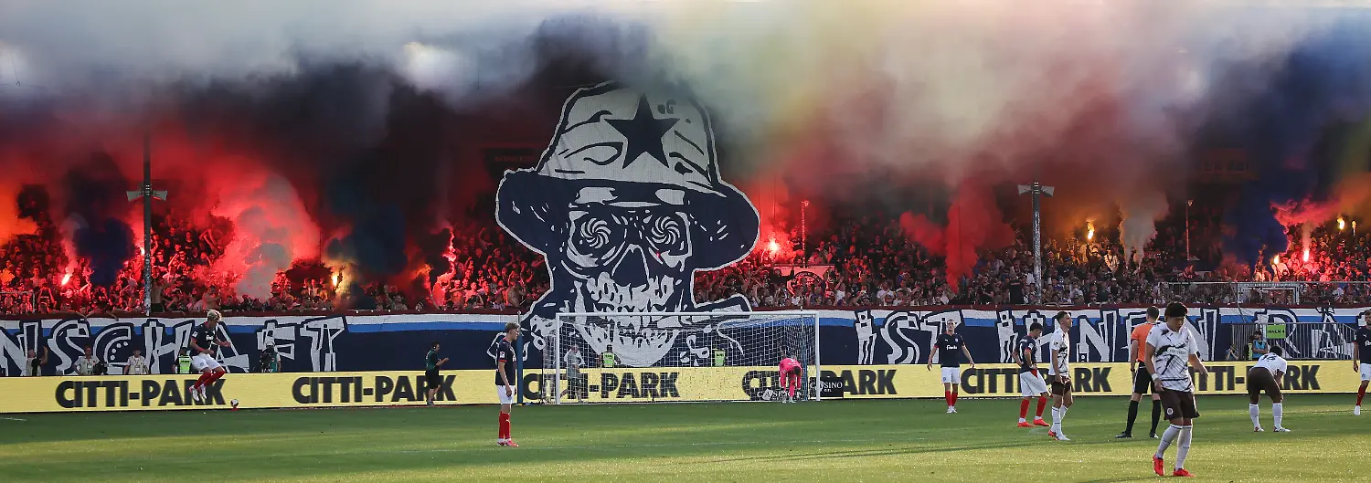 Fussball-Maenner-2-Bundesliga-Holstein-Kiel-FC-St-Pauli-2-Spieltag-Holstein-Stadion-Fans-von-Kiel-zuenden-Phyrotechnik-und-Leuchtfackeln-im-Spiel