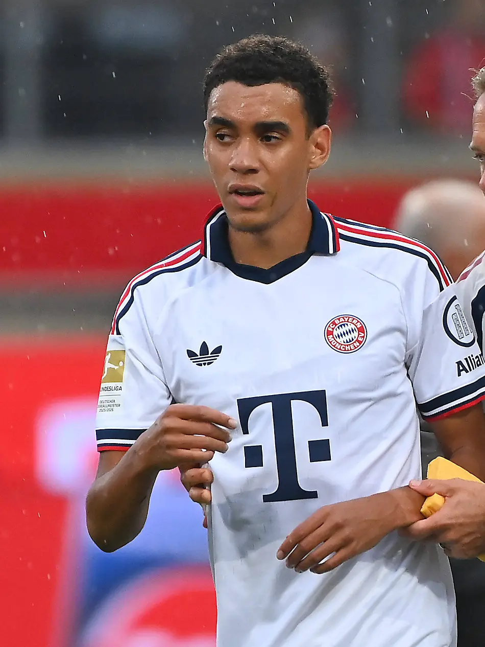 Jamal-MUSIALA-Bayern-Muenchen-bricht-erneut-zusammen-Ohnmacht-wird-von-Dr-Peter-UEBLACKER-Mannschaftsarzt-FCB-vom-Platz-gefuehrt-Fussball-Testpiel-1-FC-Heidenheim-FC-Bayern-Muenchen-2-5-am-18-08-2025-VOITH-ARENA-Jamal-MUSIALA-of-Bayern-Munich-collapses-again-he-faints-and-is-led-off-the-field-by-Dr-Peter-UEBLACKER-the-FCB-team-doctor-during-a-soccer-exhibition-match-between-1