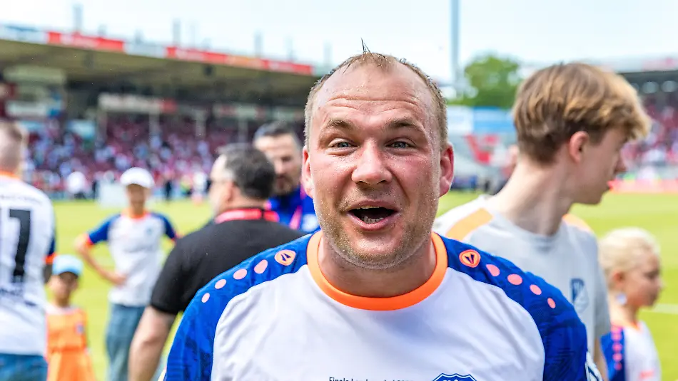 Fussball-Maenner-Finale-im-Landespokal-Brandenburg-Energie-Cottbus-VfB-Krieschow-LEAG-Energie-Stadion-Andy-Hebler-vom-VfB-Krieschow-freut-sich-nach-dem-Gewinn-des-Brandenburgischen-Landespokalfinales