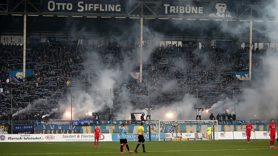 ARCHIV-29-02-2020-Baden-Wuerttemberg-Mannheim-Fussball-3-Liga-SV-Waldhof-Mannheim-1-FC-Kaiserslautern-26-Spieltag-Waldhof-Mannheim-Ultras-zuenden-Pyrotechnik