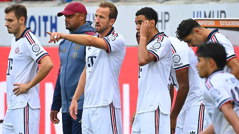 v-li-Josip-STANISIC-Bayern-Muenchen-Trainer-Vincent-KOMPANY-Bayern-Muenchen-Harry-KANE-Bayern-Muenchen-Jamal-MUSIALA-Bayern-Muenchen-Aleksandar-PAVLOVIC-Bayern-Muenchen-vor-Einwechslung-Fussball-Testspiel-1-FC-Heidenheim-FC-Bayern-Muenchen-2-4-am-18-08-2025-VOITH-ARENA-From-left-Josip-STANISIC-Bayern-Munich-Coach-Vincent-KOMPANY-Bayern-Munich-Harry-KANE-Bayern-Munich-Jamal-MUSIALA-Bayern-Munich-Aleksandar-PAVLOVIC-Bayern-Munich-before-being-substituted-in-a-soccer-friendly-match-1-FC-Heidenheim-vs