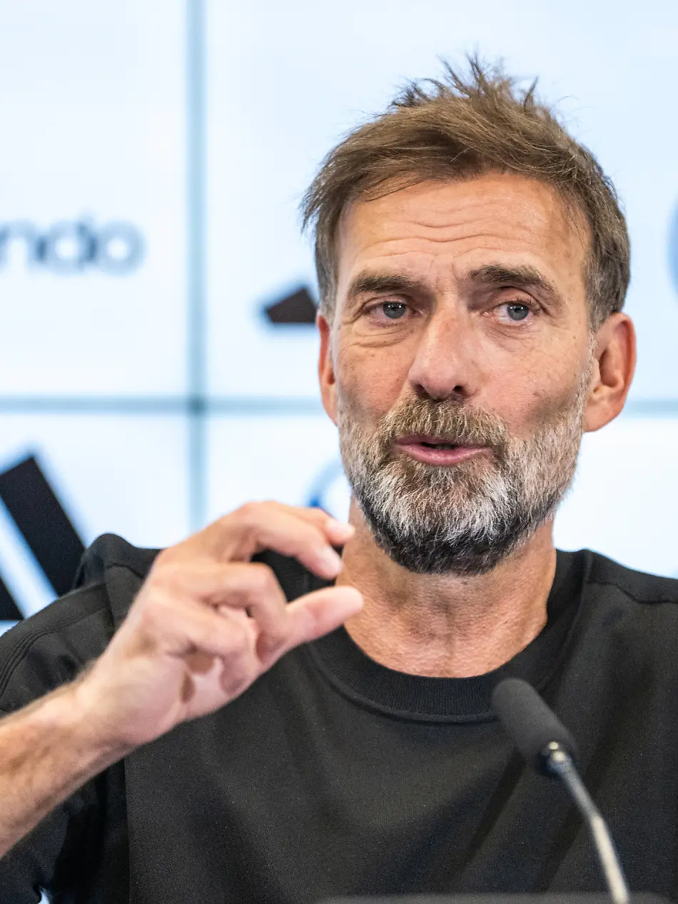 24-07-2026-xfux-Fussball-DFB-Deutsche-Fussball-Nationalmannschaft-Pressekonferenz-zur-Vorstellung-von-Juergen-Juergen-Klopp-als-Trainer-Bundestrainer-v-l