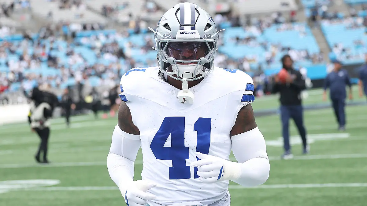 CHARLOTTE-NC-OCTOBER-12-Dallas-Cowboys-defensive-end-Donovan-Ezeiruaku-41-during-an-NFL-American-Football-Herren-USA-football-game-between-the-Carolina-Panthers-and-the-Dallas-Cowboys-on-October-12-2025-at-Bank-of-America-Stadium-in-Charlotte-N-C