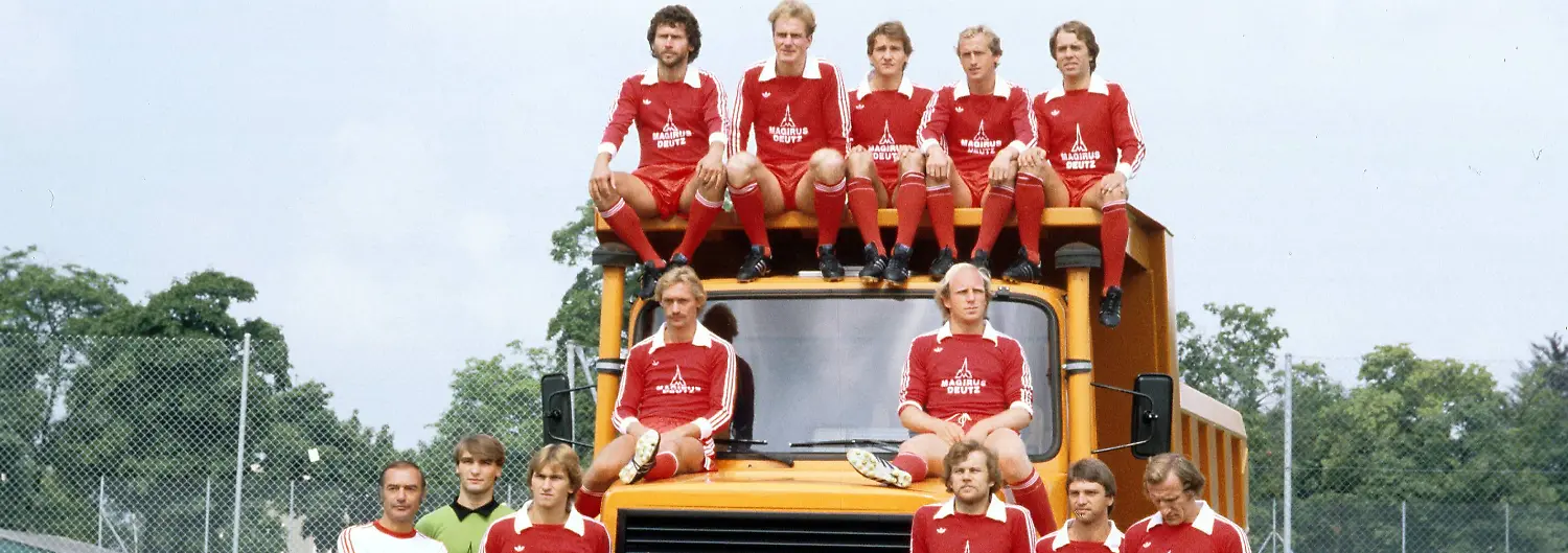 Bildnummer-00164891-Datum-15-07-1979-Copyright-imago-Frinke-Mannschaftsbild-Bayern-Muenchen-1979-1980-auf-einem-LKW-des-Sponsors-Magirus-Deutz-vorn-v-li-Norbert-Janzon-Alfred-Steinkirchner-Peter-Gruber-Branco-Oblak-Wilhelm-Reisinger-2-Reihe-Trainer-Pal-Csernai-Walter-Junghans-Klaus-Augenthaler-Udo-Horsmann-Kurt-Niedermayer-Hans-Georg-Schwarzenbeck-3-Reihe-Hans-Weiner-Dieter-Hoeness-oben-Paul-Breitner-Karl-Heinz-Rummenigge-Wolfgang-Dremmler-Bernd-Duernberger-Wolfgang-Kraus-Mannschaftsfoto-Kader-Vorstellung-Praesentation-Pressetermin-quer-vdia-Karlheinz-Branko-Fussball-1