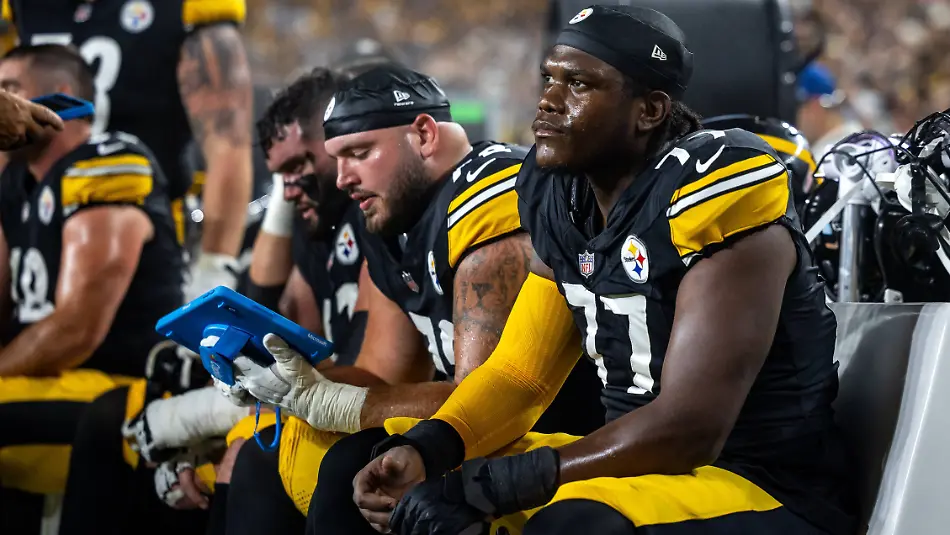 August-13-2026-Pittsburgh-Pennsylvania-USA-Pittsburgh-Steelers-offensive-tackle-BRODERICK-JONES-77-on-the-sideline-during-the-NFL-American-Football-Herren-USA-football-game-between-the-Pittsburgh-Steelers-and-the-Green-Bay-Packers-at-Acrisure-Stadium-in-Pittsburgh-Pennsylvania