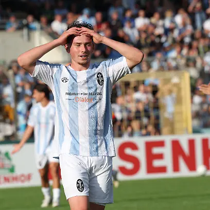 Fussball-Maenner-DFB-Pokal-TSV-1860-Muenchen-Holstein-Kiel-1-Runde-im-Stadion-an-der-Gruenwalder-Strasse-Lance-Fiedler-TSV-1860-Muenchen-reagiert-waehrend-des-Spiels
