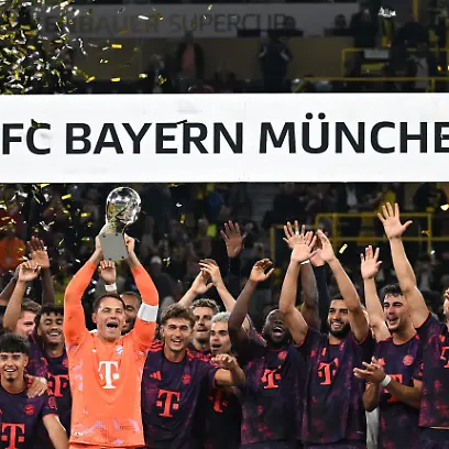 Fussball-Maenner-Franz-Beckenbauer-Supercup-Borussia-Dortmund-FC-Bayern-Muenchen-Signal-Iduna-Park-Die-Spieler-von-Bayern-Muenchen-feiern-mit-dem-Pokal-auf-dem-Podium