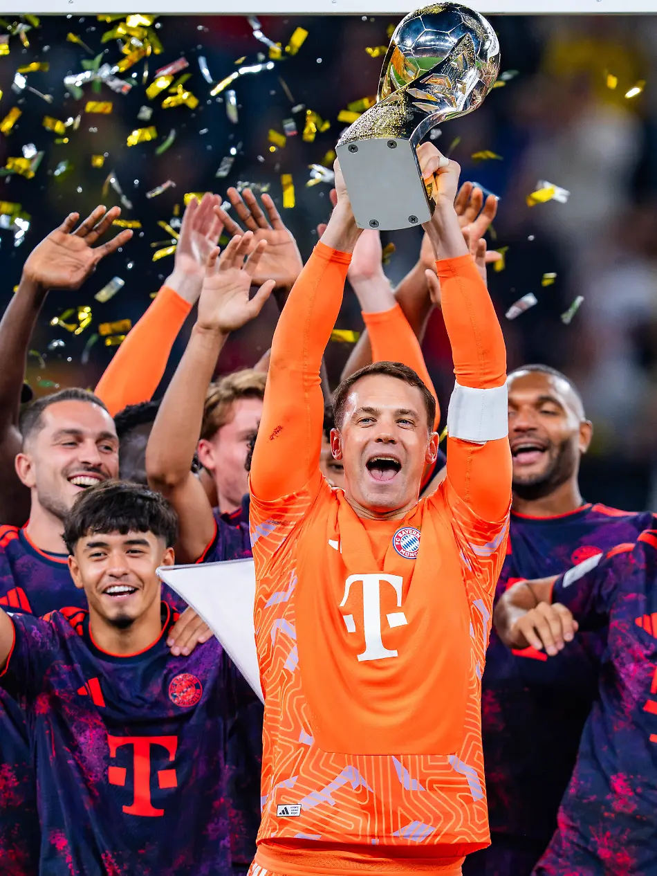 Supercup-Deutschland-Borussia-Dortmund-vs-FC-Bayern-Muenchen-22-08-2026-im-Signal-Iduna-Park-Siegerehrung-FC-Bayern-Muenchen-Sieger-Manuel-Neuer-Joshua-Kimmich-Saibari-Harry-Kane-Nathaniel-Brown-Jonathan-Tah-Tom-Bischof-Michael-Olise-Arijon-Ibrahimovic-Maycon-Cardozo-Super-Cup-Germany-Borussia-Dortmund-vs-FC-Bayern-Munich-August-22-2026-at-Signal-Iduna-Park