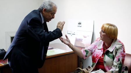 Grüne unter sich: Claudia Roth und  Abdelkader Zitouni, in seinem Büro in Tunis. (Bild vom 27. April 2011)