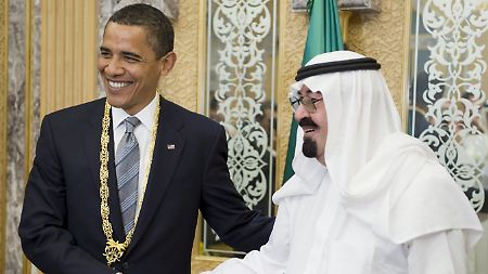 König Abdullah überreichte Obama als Geschenk eine goldene Kette, ...