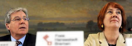 Bremens Regierungschef Jens Böhrnsen (SPD) und die Bremer Finanzsenatorin Karoline Linnert. Linnert ist die Spitzenkandidatin der Grünen für die Wahl am 22. Mai.  