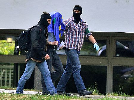 Nach dem Haftprüfungstermin im Bundesgerichtshof in Karlsruhe wird eines der drei mutmaßlichen Al-Kaida Mitglieder zu einem Hubschrauber gebracht.