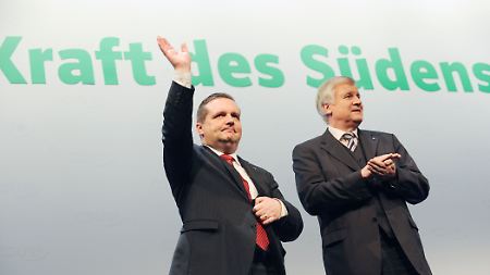Seehofer trauert der Zusammenarbeit mit dem scheidenden Ministerpräsidenten Mappus hinterher. Sogar mit einem Gastauftritt beim Parteitag im Februar (Bild) hatte die CSU im Wahlkampf helfen wollen.