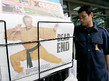 Zeitungen in Thailand mit dem Bericht über Carradines Tod.