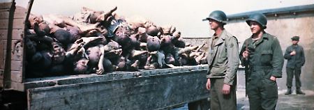 Nach der Befreiung des Konzentrationslagers Buchenwald: Zwei US-Soldaten stehen vor einem Anhänger mit Leichen von KZ-Häftlingen.