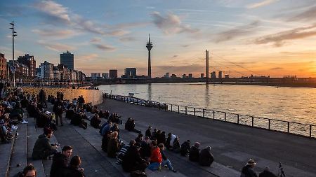 Am schnellsten verbreitete sich die Nachricht über das Internet - ebenso wie die ersten Drohungen von Islamisten.
