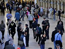 Die Sicherheitsvorkehrungen in den USA wurden erhöht: Polizei in der Grand Central Station in New York.