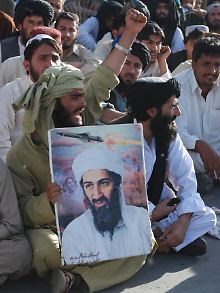 Anhänger der pakistanischen Partei Jamaat-e-Islami demonstrieren gegen die Tötung ihres Idols.