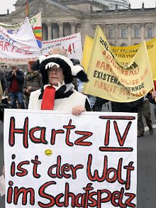 Umstrittene Sozialreform: Protest gegen Hartz IV vor dem Reichtstag.