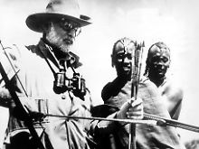 Der spätere Nobelpreisträger auf Afrika-Reise: Ernest Hemingway - hier mit zwei einheimischen Massai - kam 1953/54 zum zweiten Mal auf den Kontinent.