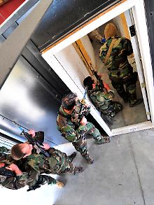 Navy Seals beim Kampftraining in einem simulierten Haus im Training Center Moyock in North Carolina (Foto vom 6. November 2010).