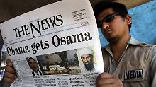 In Peschawar liest ein Pakistaner eine Ausgabe der englischsprachigen Zeitung "The News".