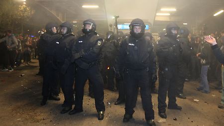 Diese Herren sind unschwer als Polizisten zu erkennen.
