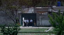 Pakistanische Sicherheitsbeamte vor dem Gebäude, in dem Bin Laden sich versteckt hielt.