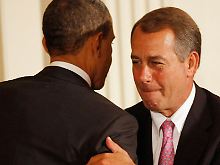 Beim Dinner der Korrespondenten begrüßt Obama den Mehrheitsführer John Boehner - ein Republikaner, mit dem er normalerweise intensiv streitet.