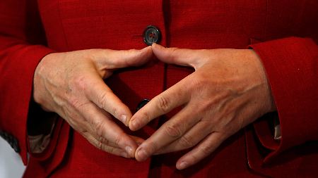Eine ihrer bekannten Gesten, wenn die Kanzlerin um Worte ringt.