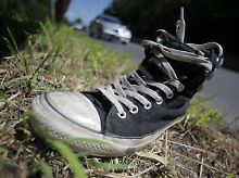 Die unterschiedlichsten Schuhe werden auf deutschen Autobahnen jährlich "aus dem Verkehr gezogen".